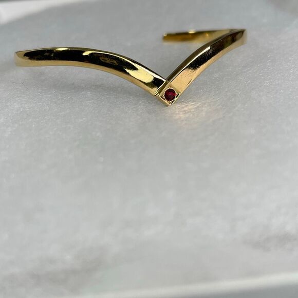 Avon gold tone V shaped cuff bracelet with faux ruby or garnet. Large - Picture 3 of 8